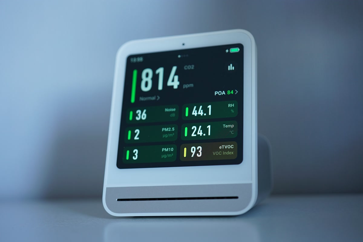 Smart home air quality monitoring system with sensor display