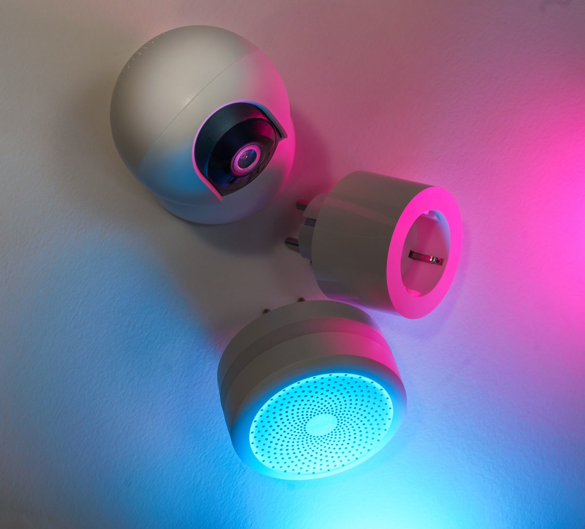 Zigbee smart plugs connected to local hub for offline home automation