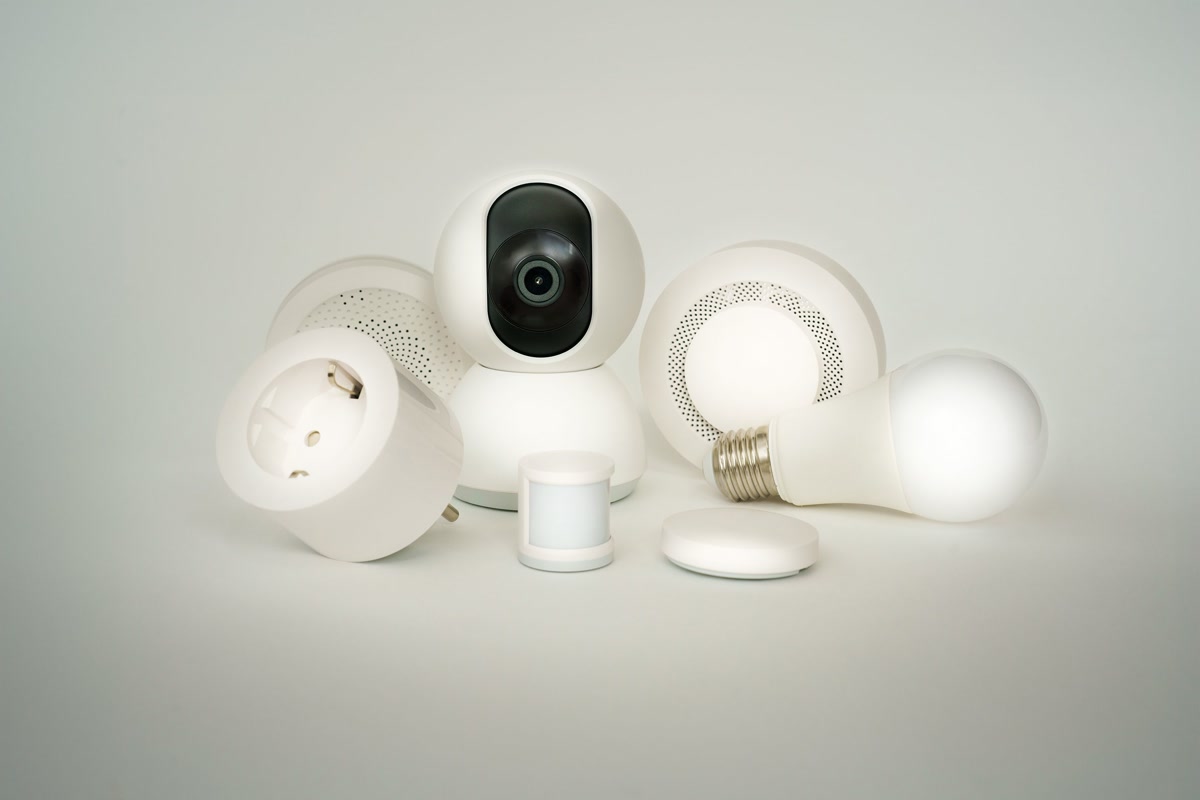 Smart home devices collection that work during power outages