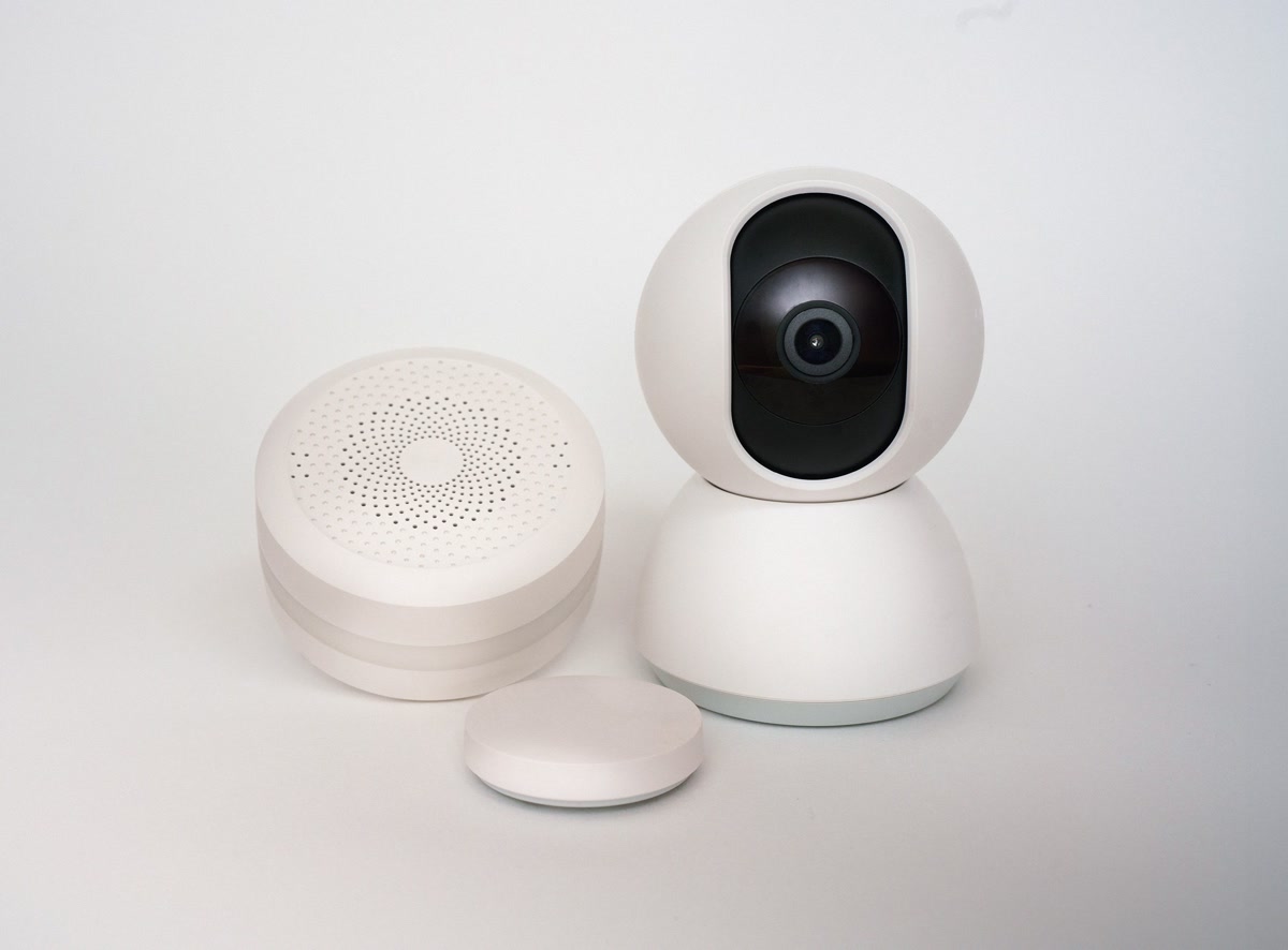 Smart water leak detector sensor near water heater