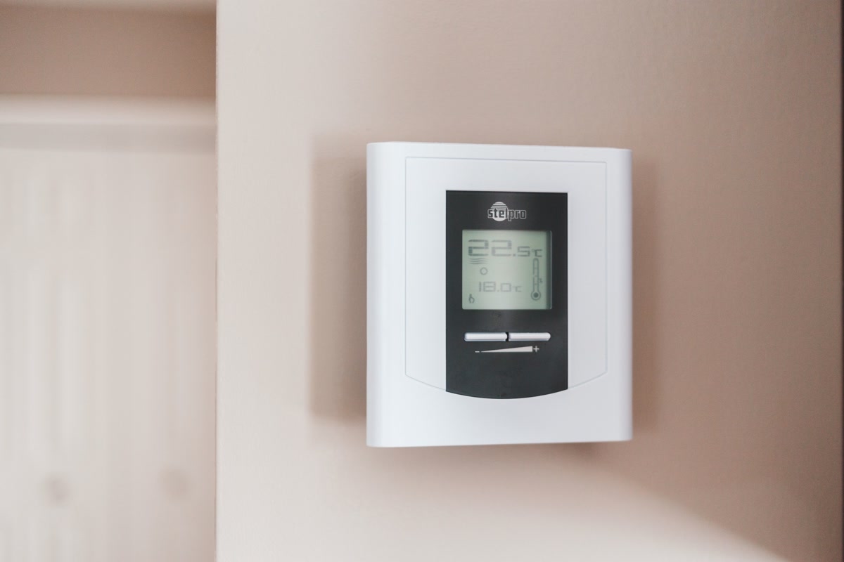 Smart thermostat energy savings comparison on display