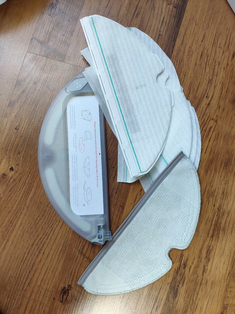 Robot vacuum accessories including filter and water tank parts